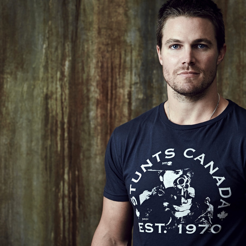 Голубоглазый мужчина актер Стивен Амелл