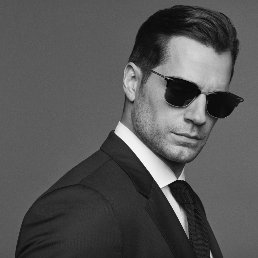 Английский актер Генри Кавилл в черных очках, черно белое фото 