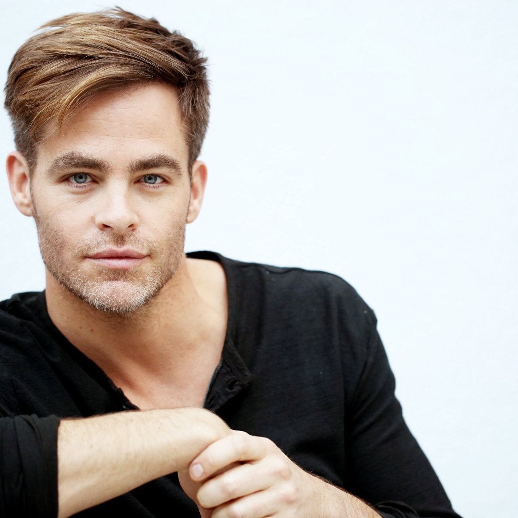 Красивый актер Крис Пайн в черной рубашке 