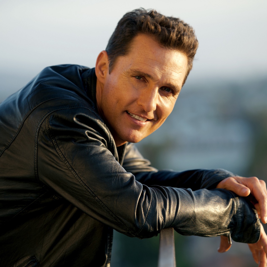 Красивый популярный актер Мэттью Макконахи в черной куртке 