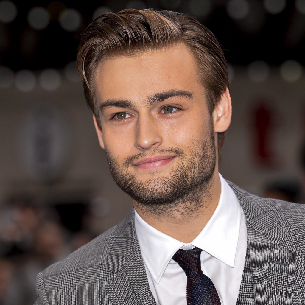 Красивый стильный актер Дуглас Бут в костюме