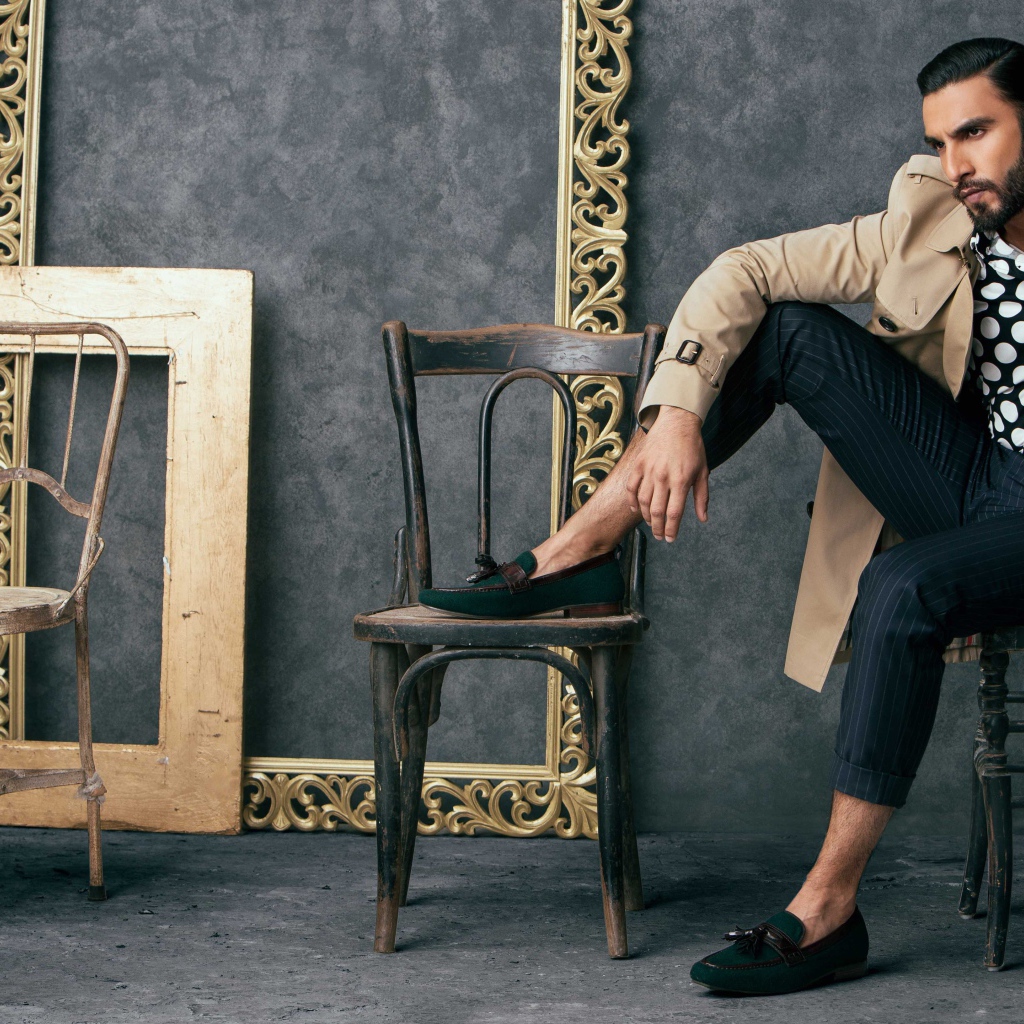 Индийский актер Ранвир Сингх сидит на стуле