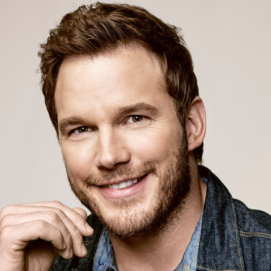 Популярный актер Крис Прэтт улыбается 