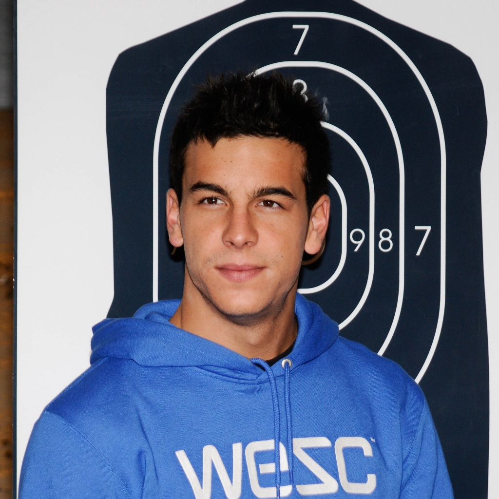 Популярный актер Марио Касас на фоне мишени