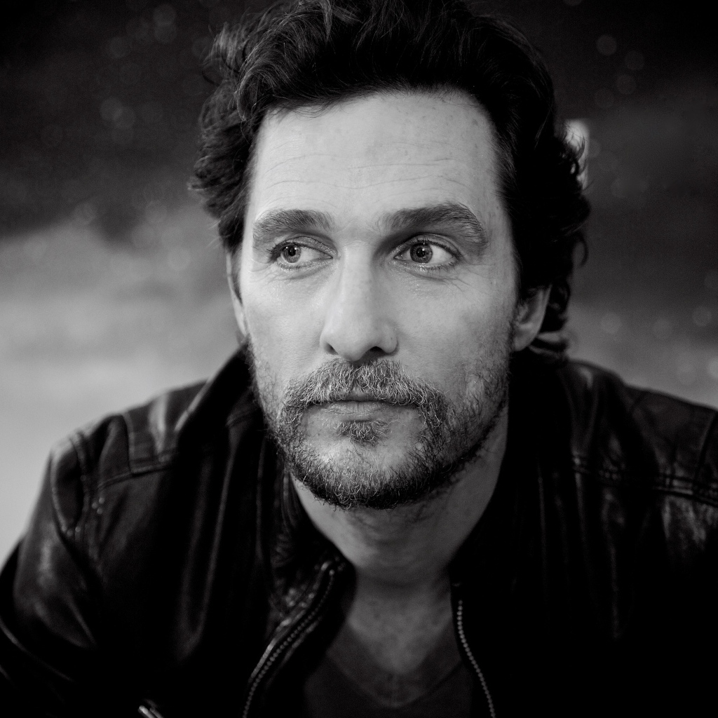 Популярный актер Мэттью Макконахи черно белое фото 