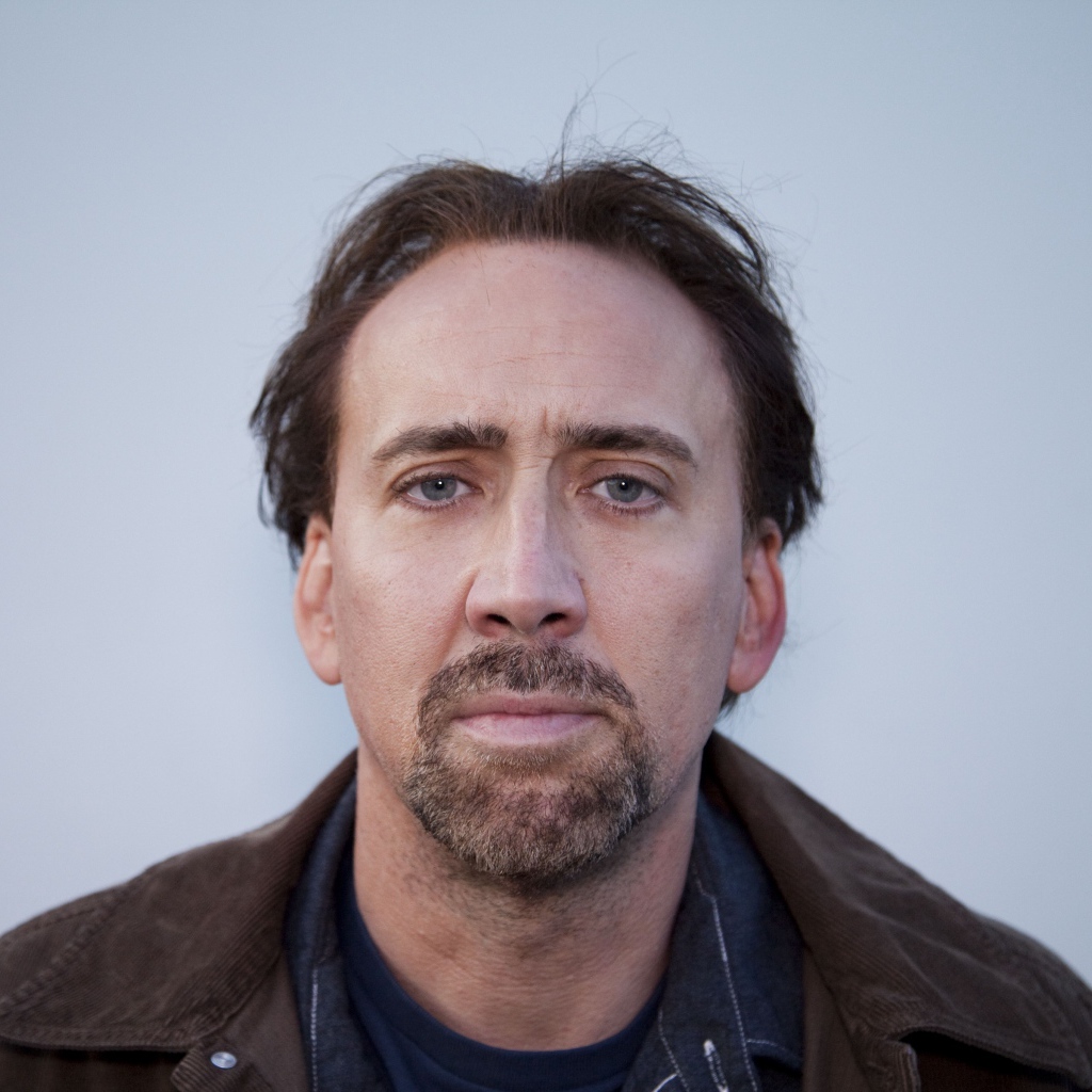 Популярный актер Николас Кейдж на сером фоне