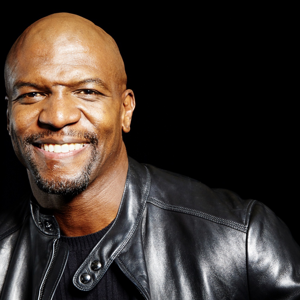 Популярный актер Терри Крюс в кожаной куртке на черном фоне