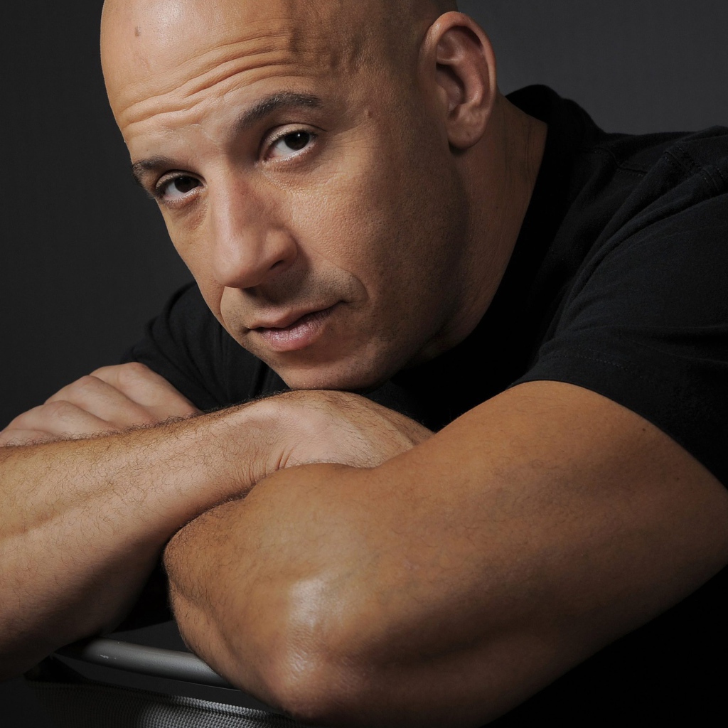 Популярный  актер Вин Дизель в черной майке