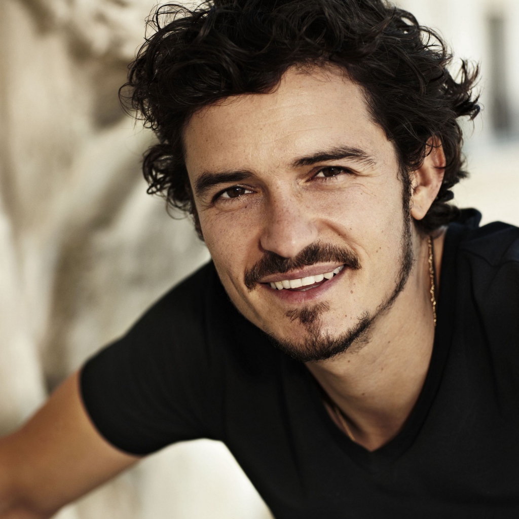 Улыбающийся мужчина, красивый популярный актер Орландо Блум