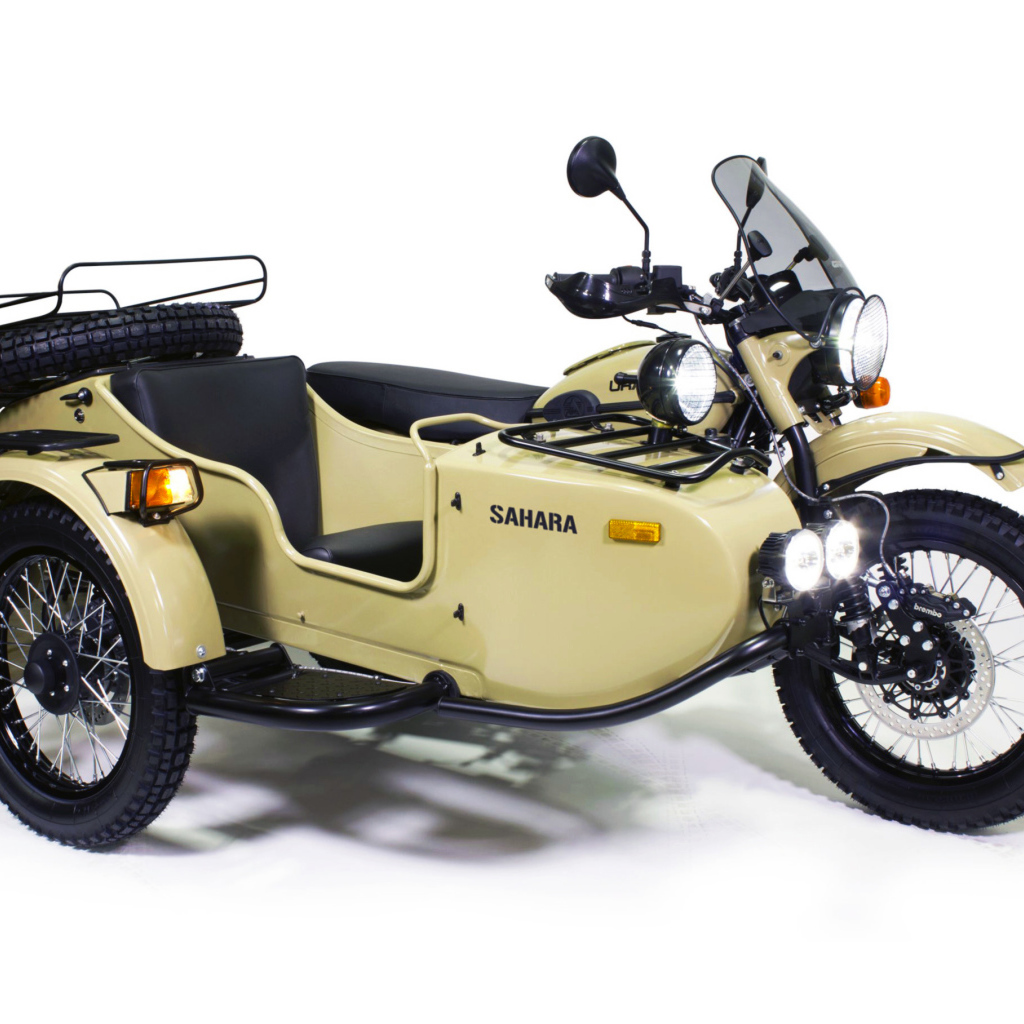 Тяжелый мотоцикл Ural Gear Up Sahara на белом фоне