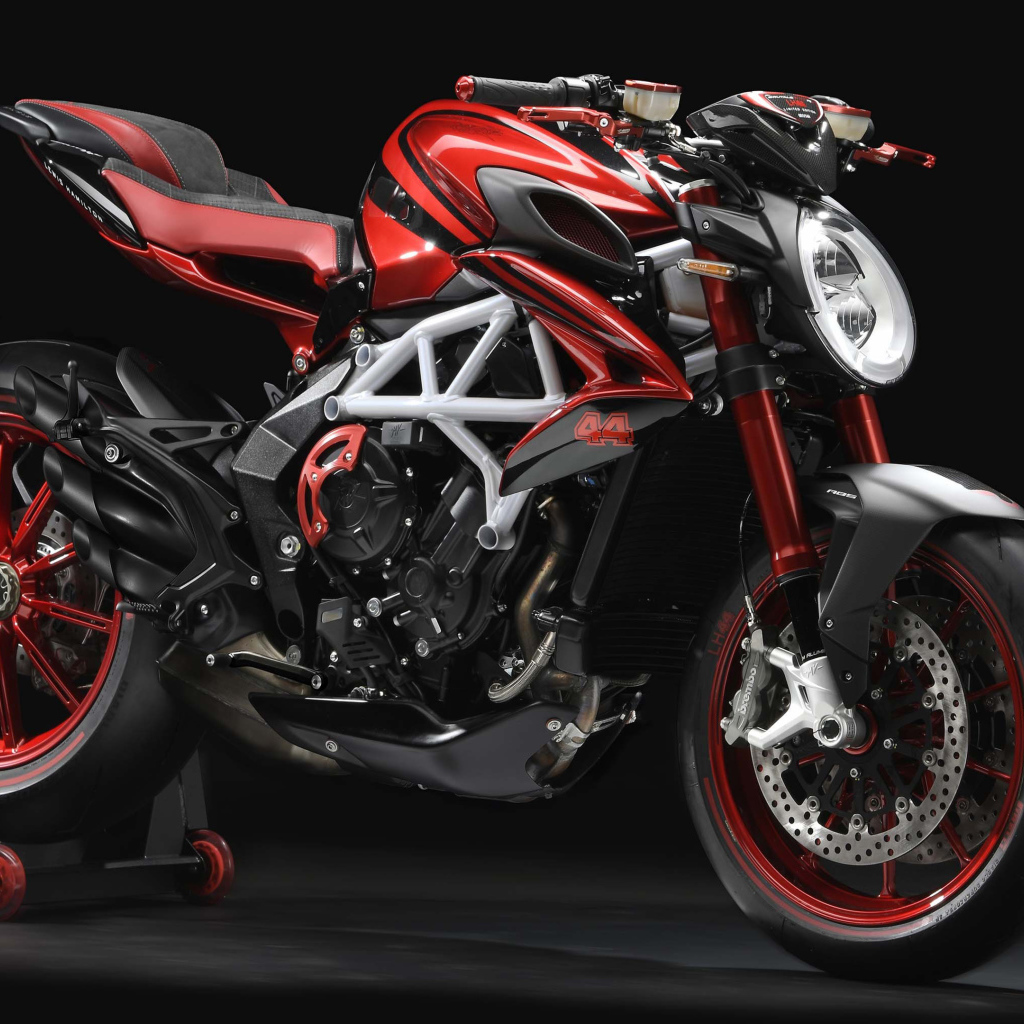 Мотоцикл Agusta Brutale 800 RR LH44, 2018 на черном фоне