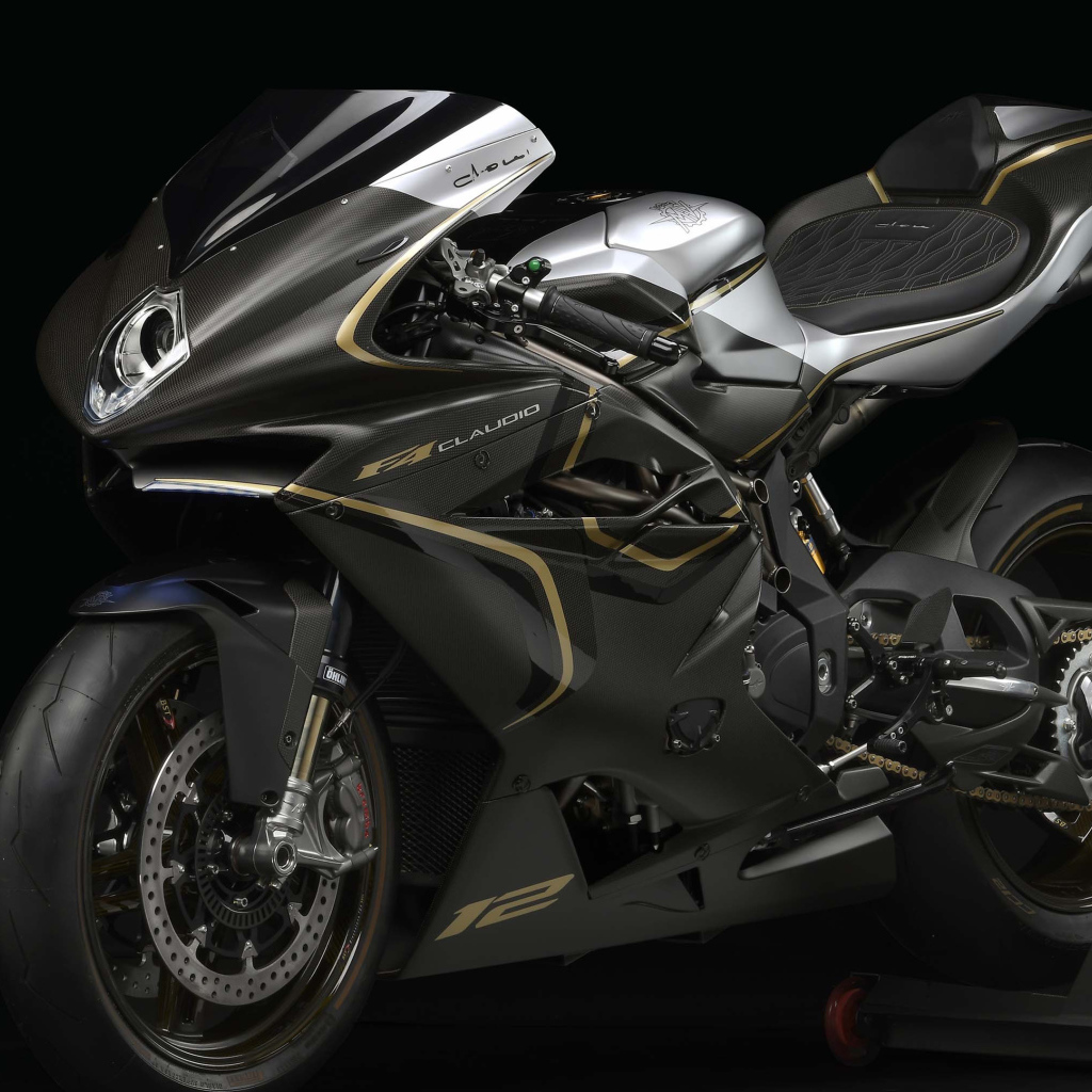 Мотоцикл Agusta F4 Claudio 2018 года на черном фоне