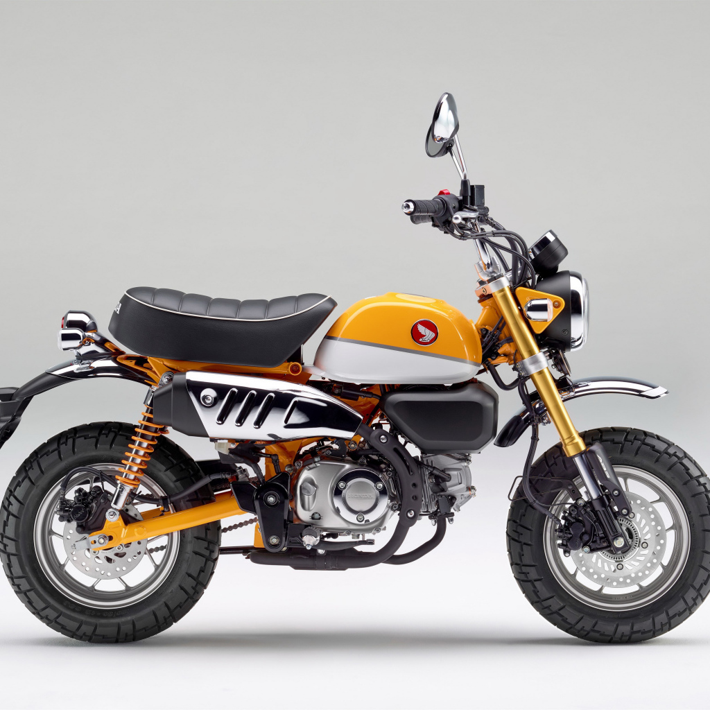 Мотоцикл Monkey 125, 2018 года на сером фоне