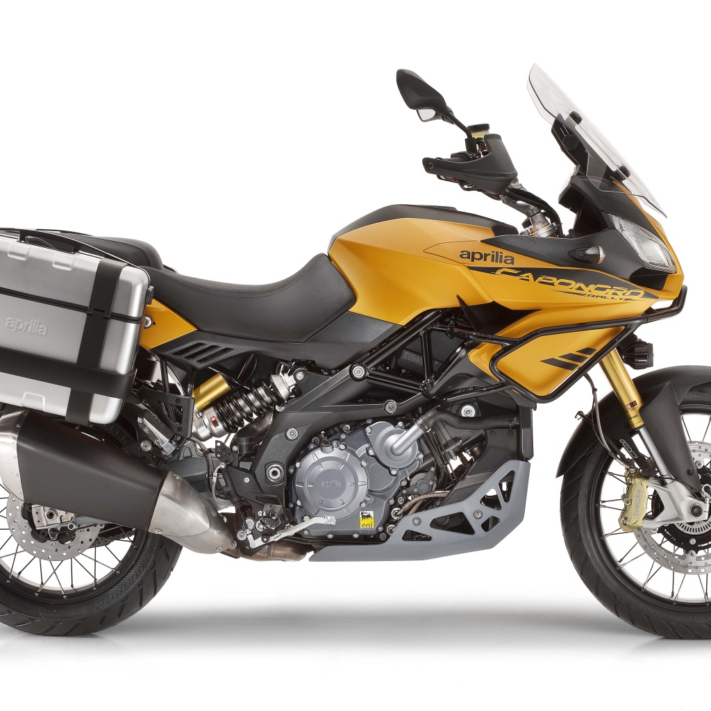 Мотоцикл Aprilia на белом фоне