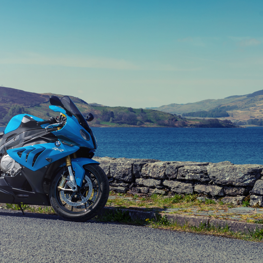 Голубой мотоцикл BMW S1000RR на фоне воды