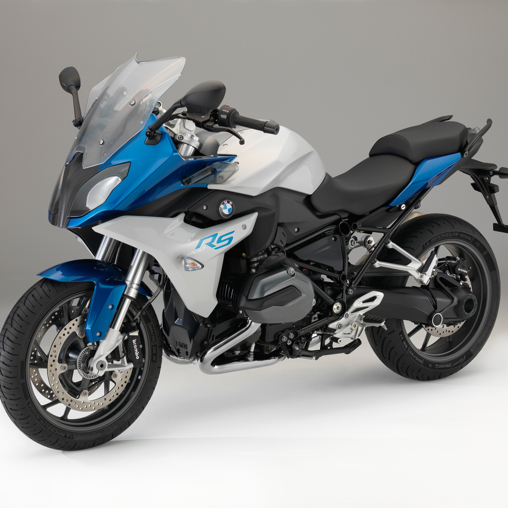 Быстрый мотоцикл BMW R1200RS 2015 года на сером фоне