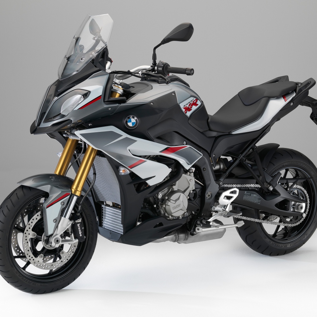 Серый мотоцикл BMW S1000 XR на сером фоне