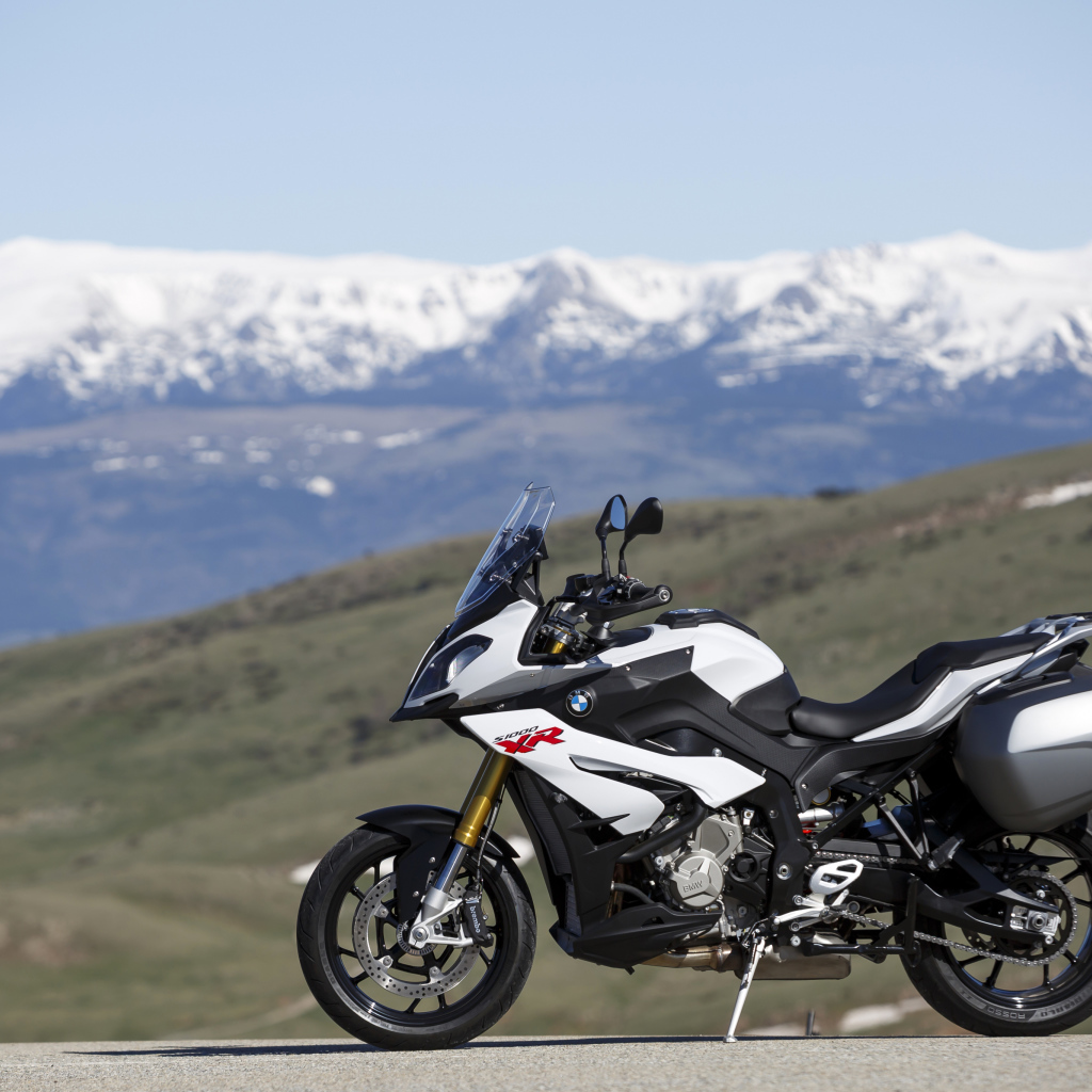 Мотоцикл BMW S1000 XR на фоне заснеженных гор 