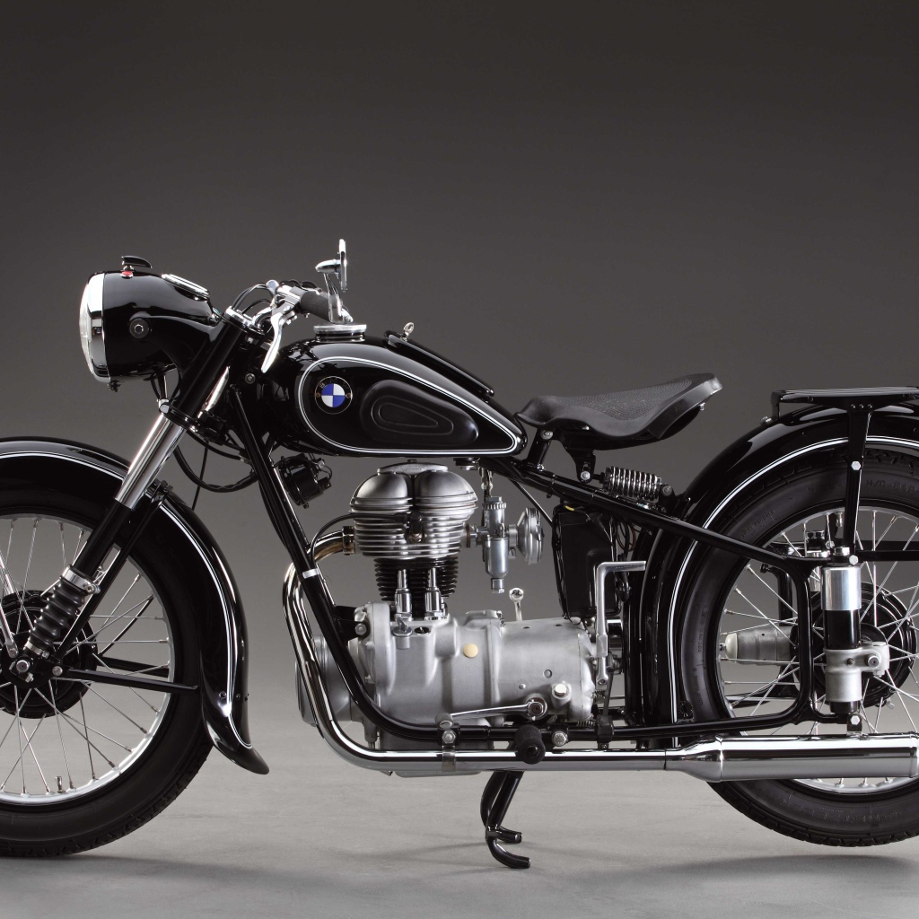 Мотоцикл BMW на сером фоне 
