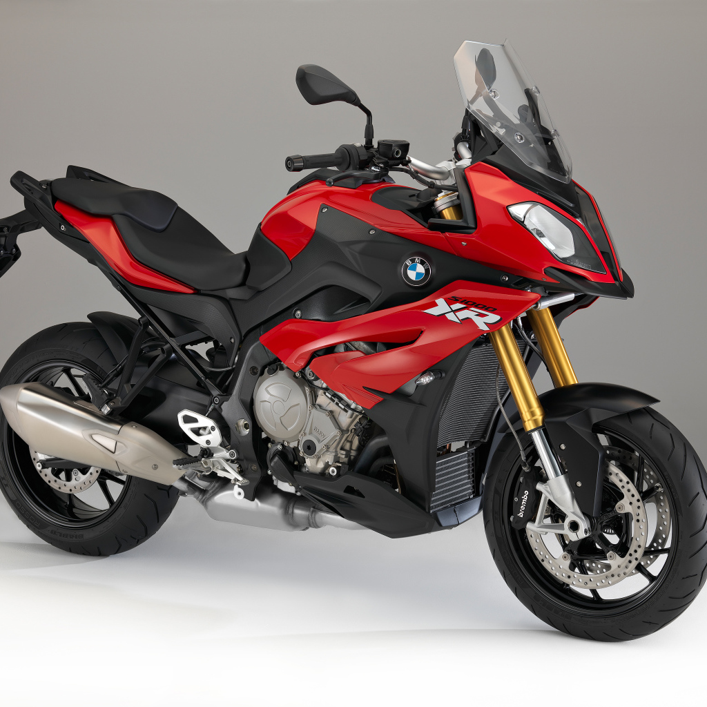 Красный мотоцикл BMW S1000 XR на сером фоне