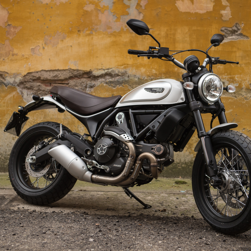 Быстрый мотоцикл Ducati Scrambler