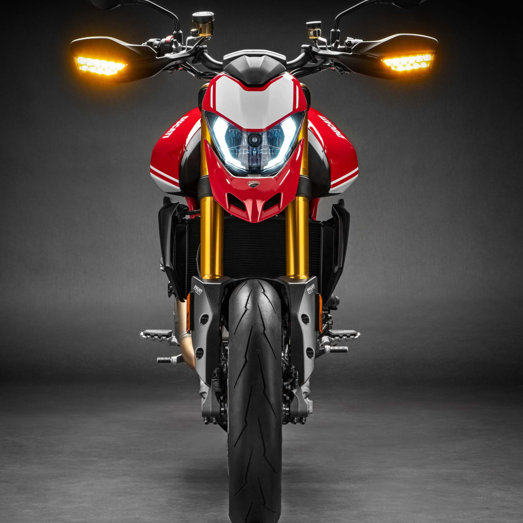 Мотоцикл Ducati Hypermotard 950 SP, 2019 года на сером фоне вид спереди