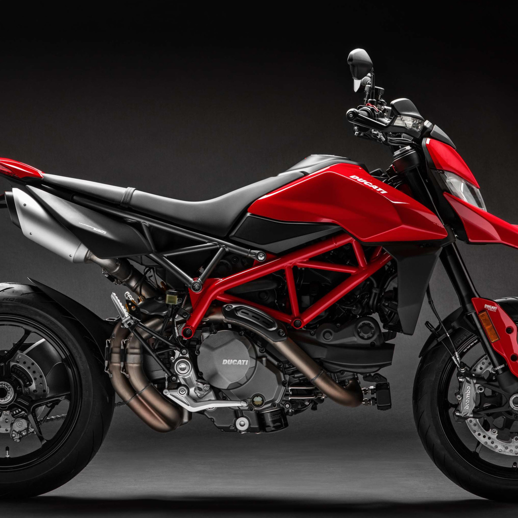 Мотоцикл  Ducati Hypermotard 950, 2019 года на сером фоне