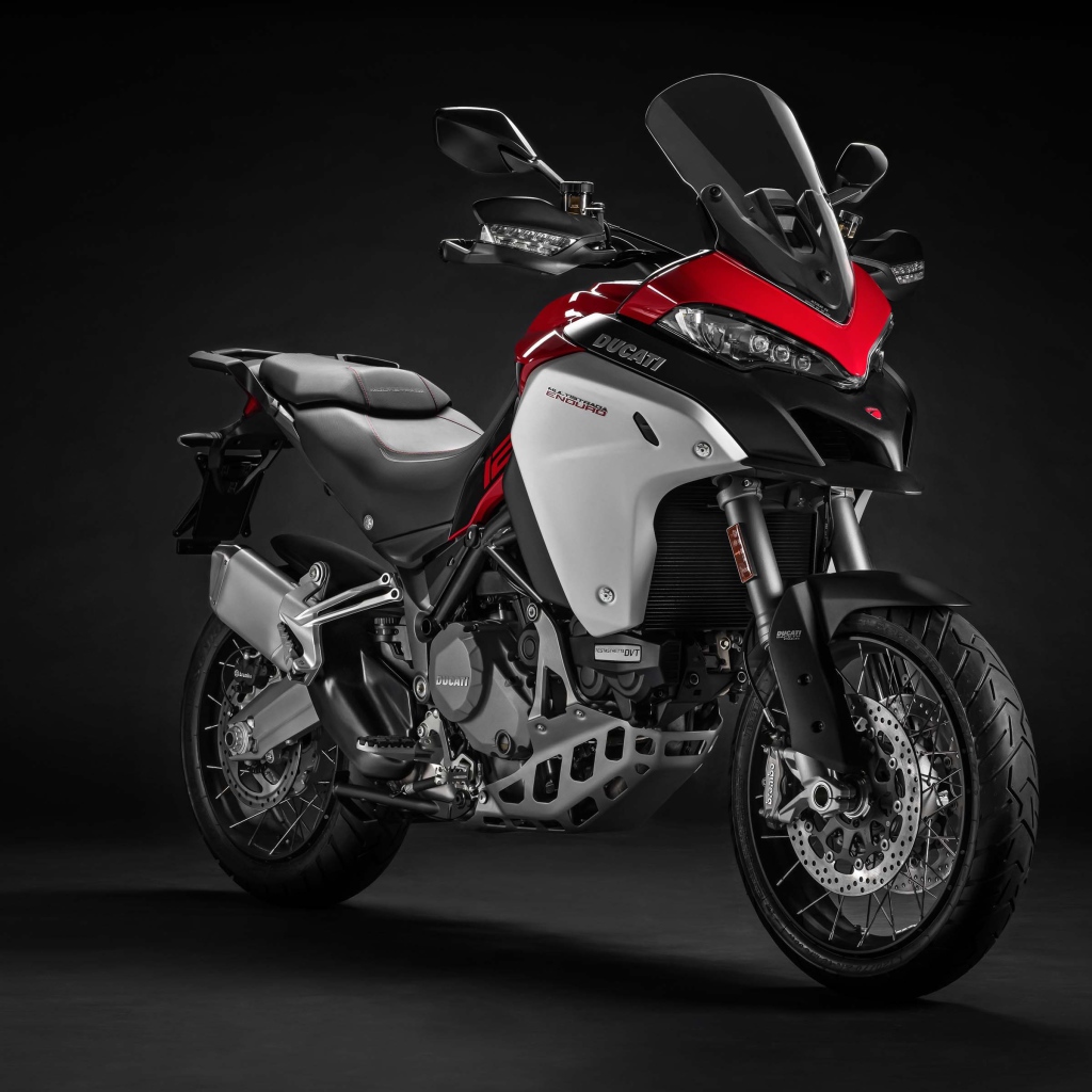 Мотоцикл Ducati Multistrada 1260 Enduro, 2019 года на сером фоне