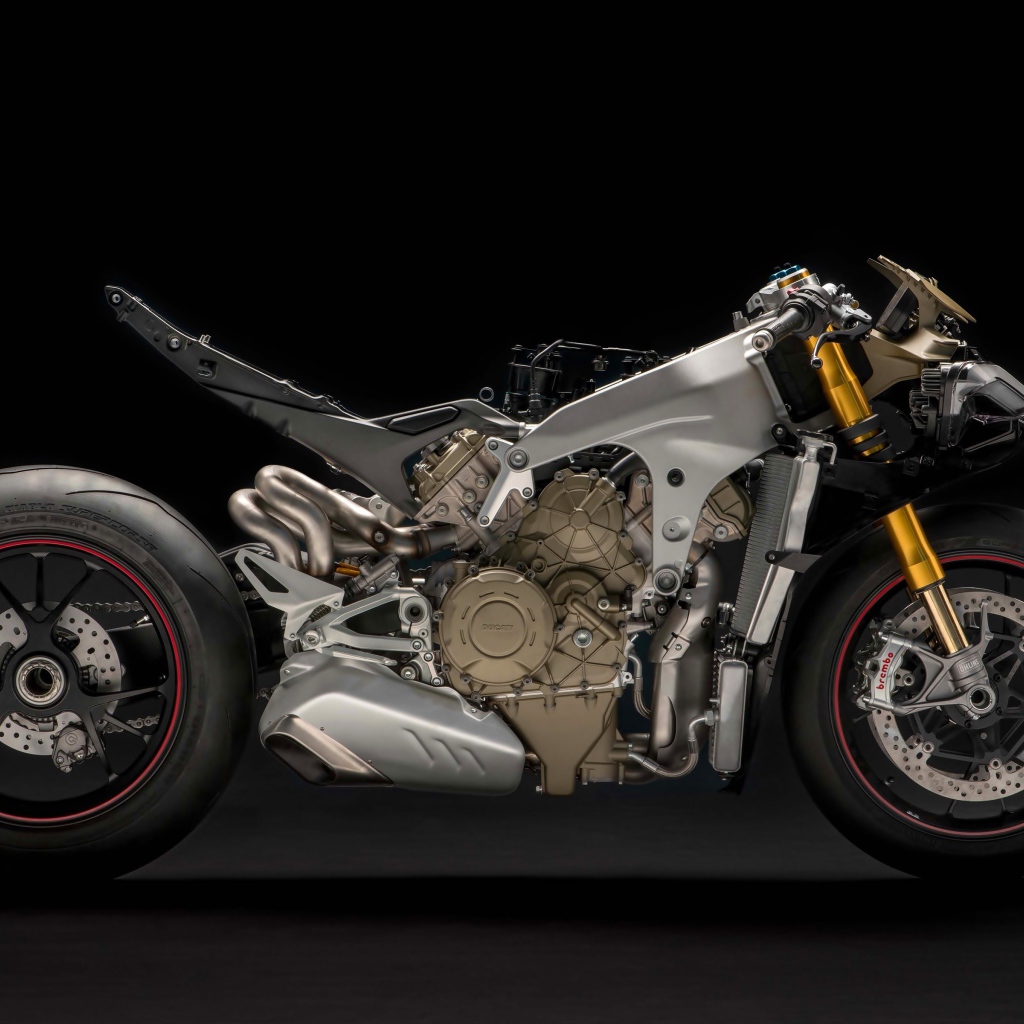 Мотоцикл Ducati Panigale V4, 2018 на черном фоне