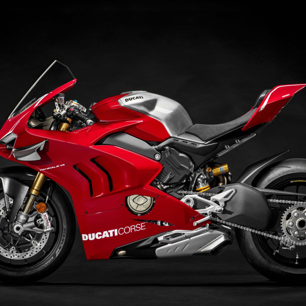 Красный мотоцикл  Ducati Panigale V4 R, 2019 года вид сбоку