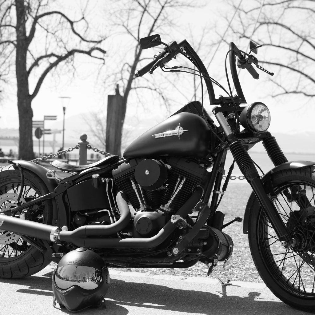 Мотоцикл  Harley-Davidson черно белое фото