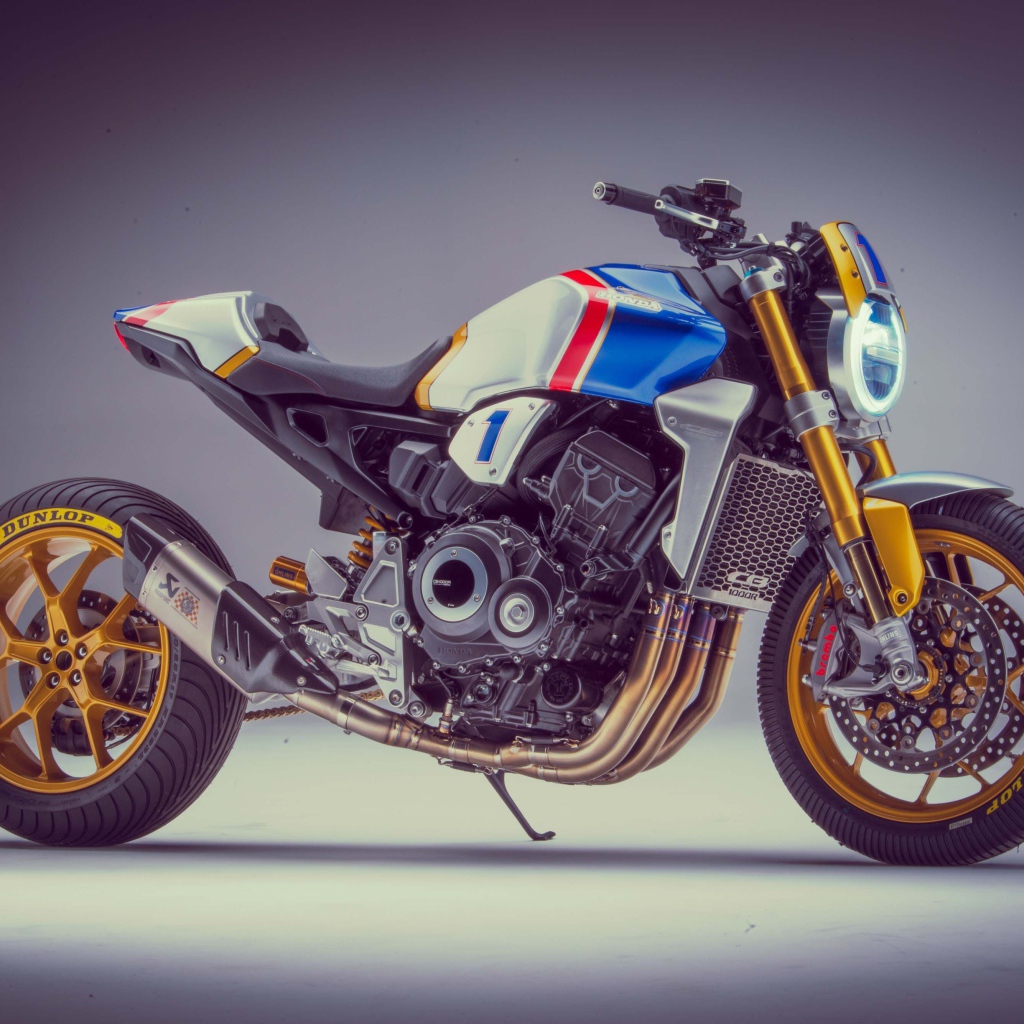 Мотоцикл Honda CB1000R 2018 года на сером фоне