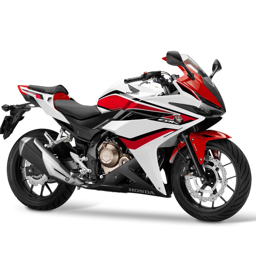 Мотоцикл Honda CBR500R на белом фоне