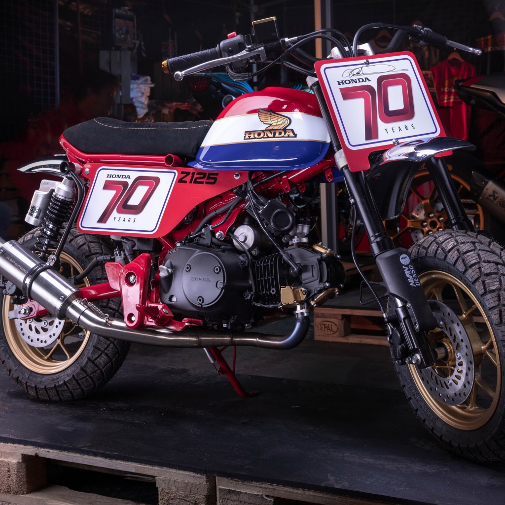 Мотоцикл honda z125 monkey в гараже