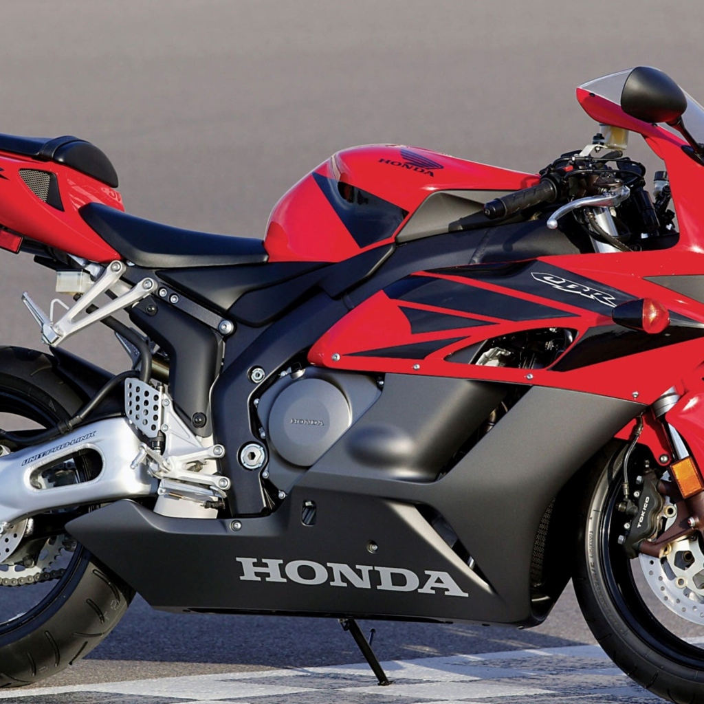Красный мотоцикл Honda CBR1000RR