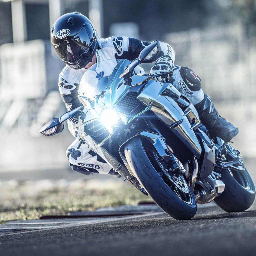 Мотоциклист на мотоцикле Kawasaki Ninja H2, 2019