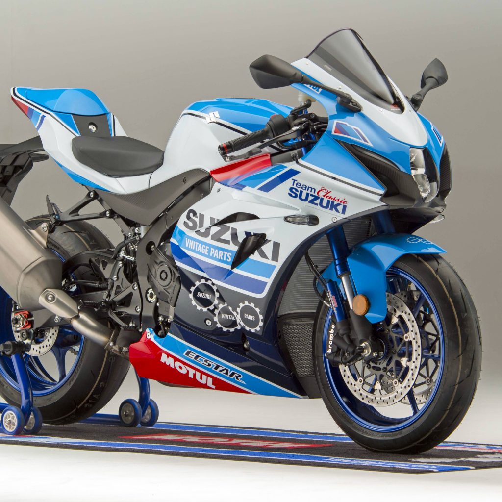 Мотоцикл Suzuki GSX-R1000R, 2018 на сером фоне