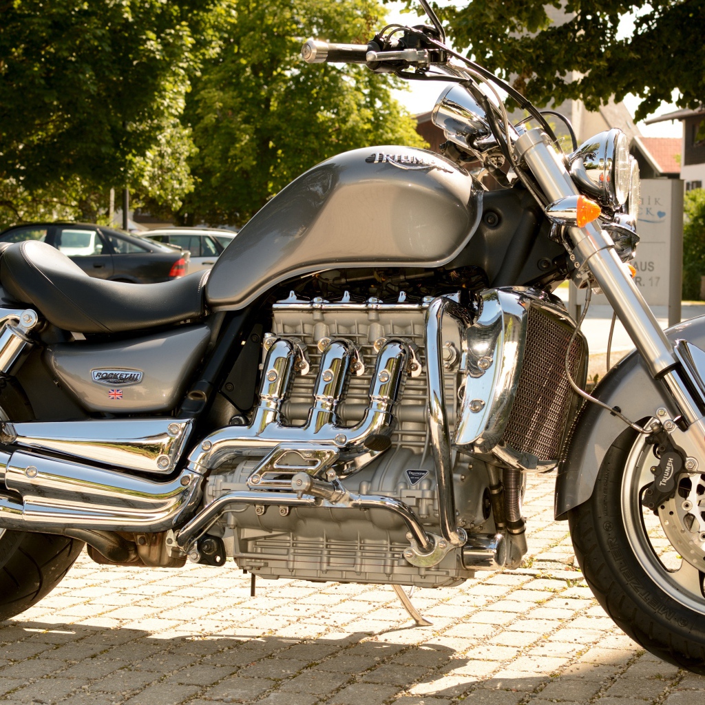 Красивый большой мотоцикл Triumph Rocket III