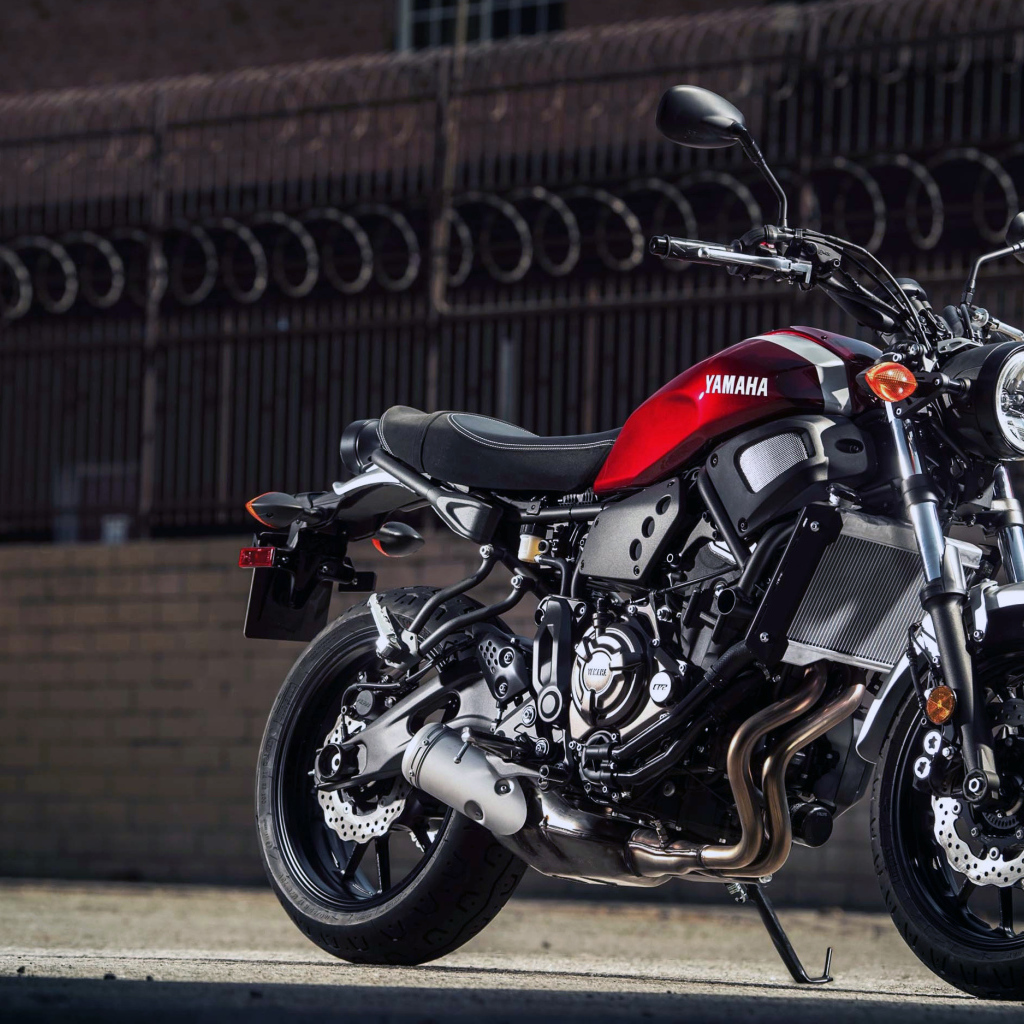 Большой мотоцикл Yamaha XSR700