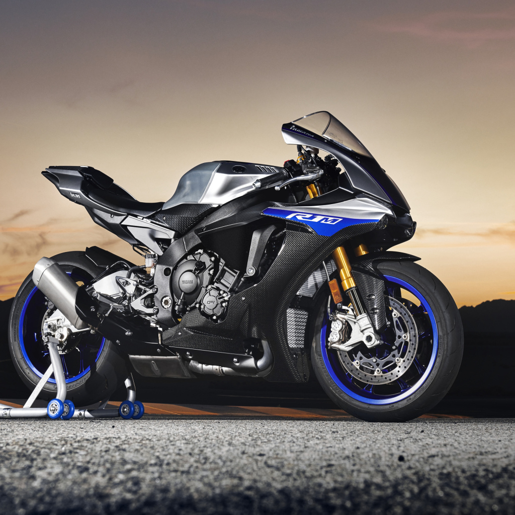 Мотоцикл Yamaha YZF-R1M, 2018 на фоне заката