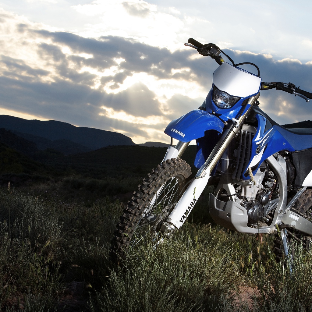 Мотоцикл Yamaha на траве в горах 