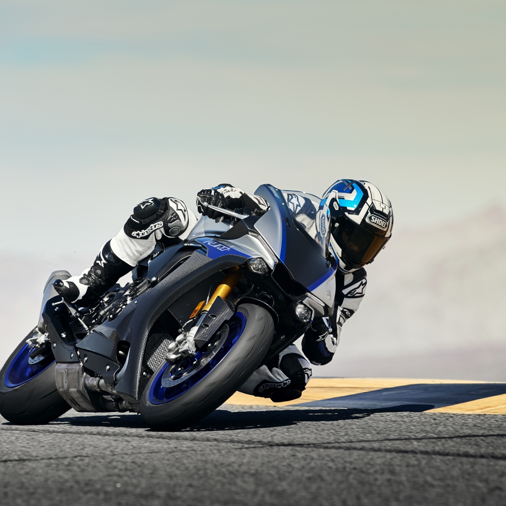Мотогонщик на трассе на мотоцикле Yamaha YZF-R1M, 2018