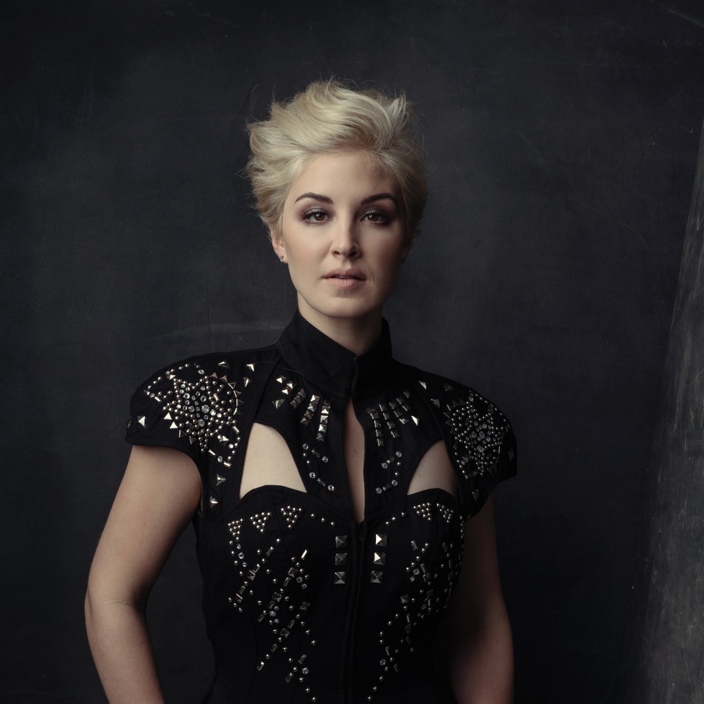 Американская кантри певица Мэгги Роуз в красивом платье 