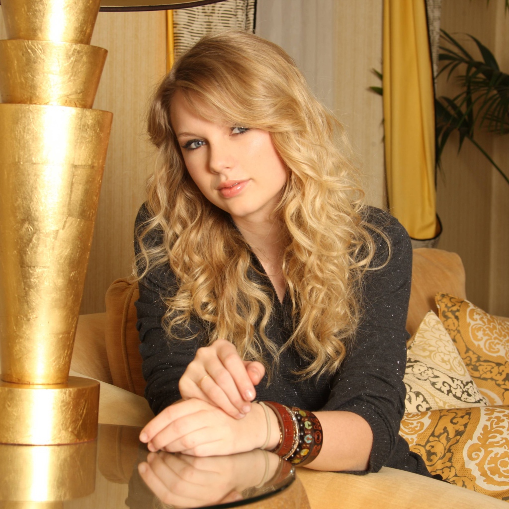 Красивая молодая певица Тейлор Свифт