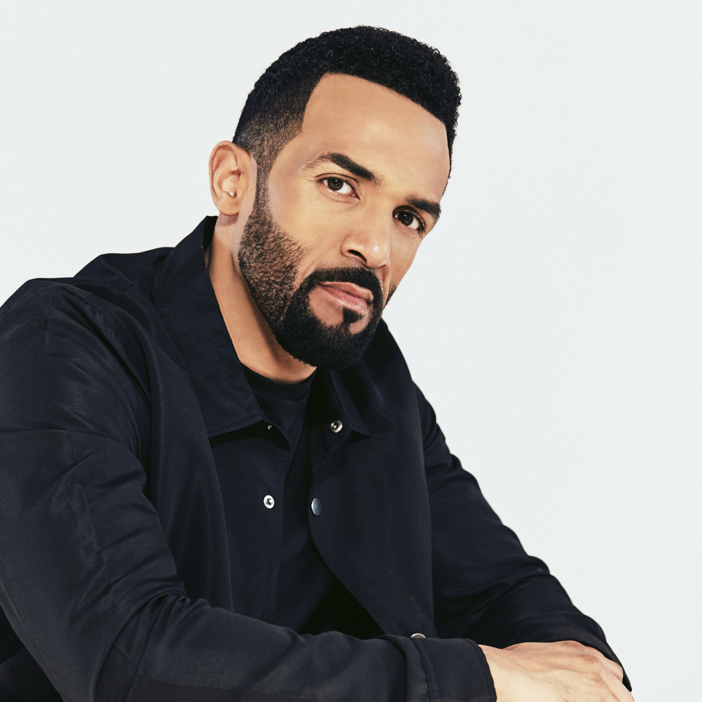 Британский певец Крейг Дэвид в черной куртке