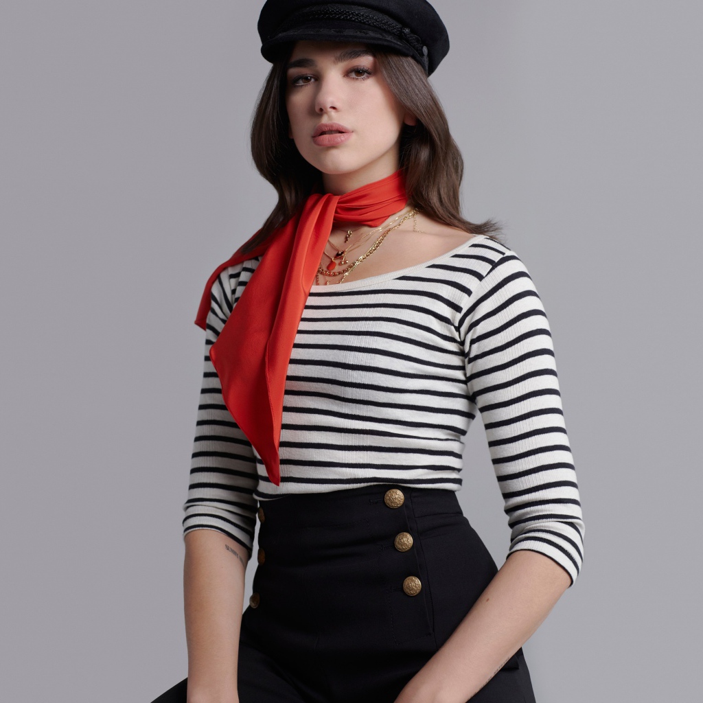 Британская певица Дуа Липа фото на сером фоне