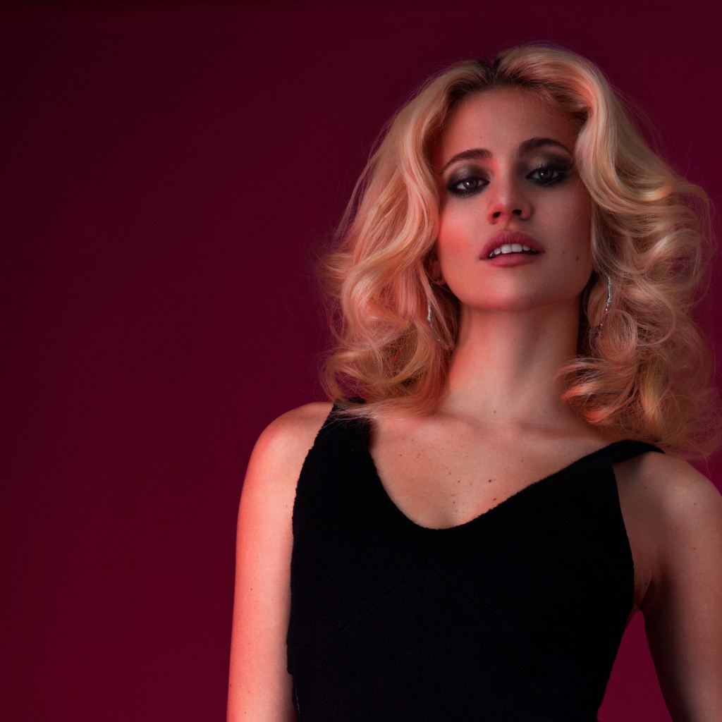 Британская певица Пикси Лотт в черном платье