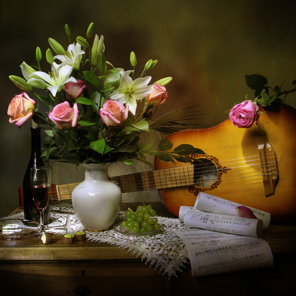 Гитара на столе с букетом и вином 