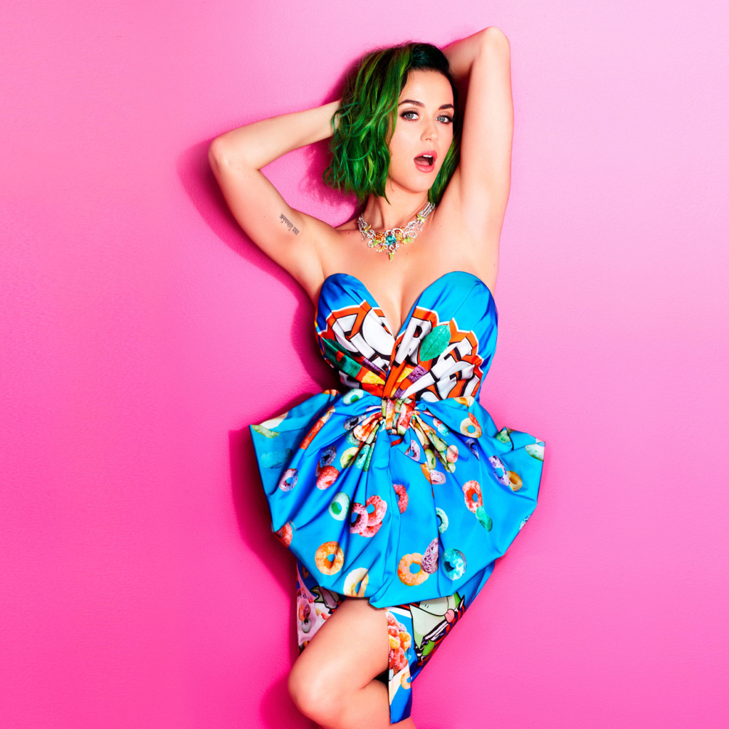 Эпатажная певица Кэти Перри на розовом фоне