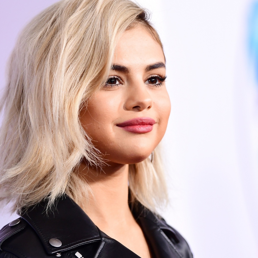 Популярная певица Селена Гомес блондинка